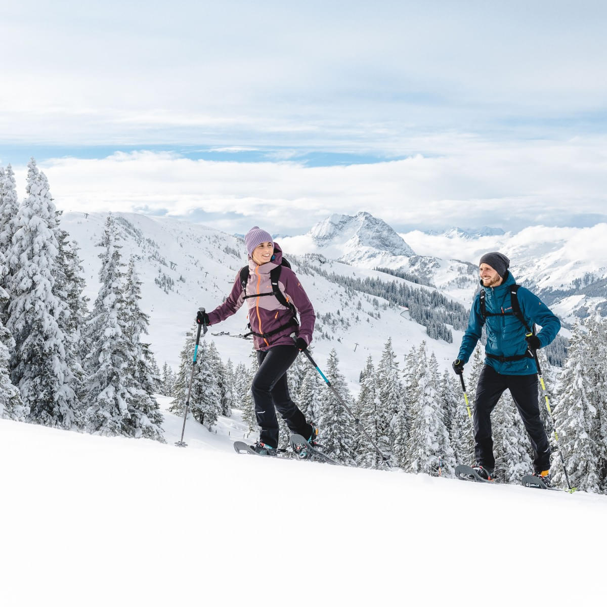 Schneeschuhwanderung-mit-Blick-auf-den-Grossen-RettensteinCgartnermathaeus